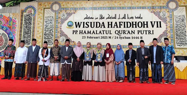 WISUDA HAMALATUL QURAN PUTRI