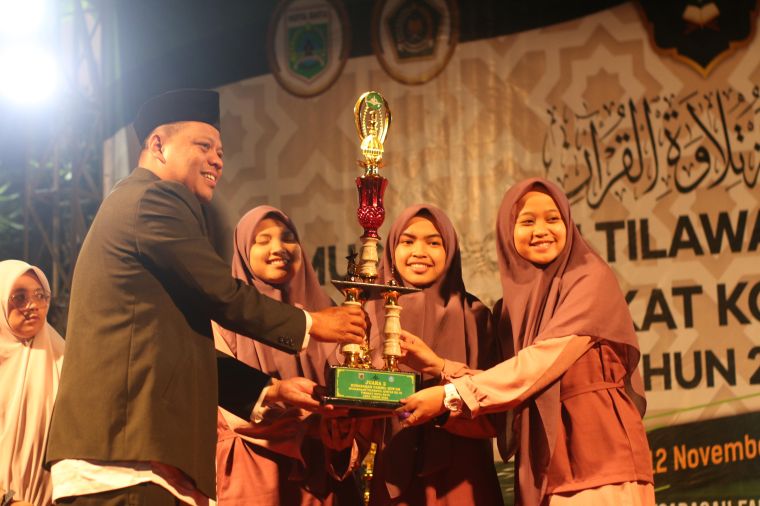 MENGIKUTI LOMBA TILAWATI 