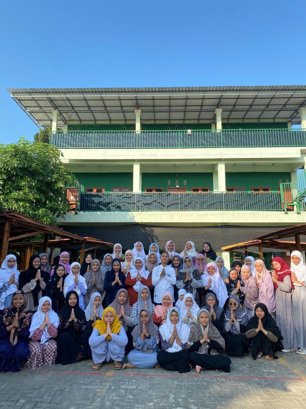 MOMEN BERSAMA USTADZ 